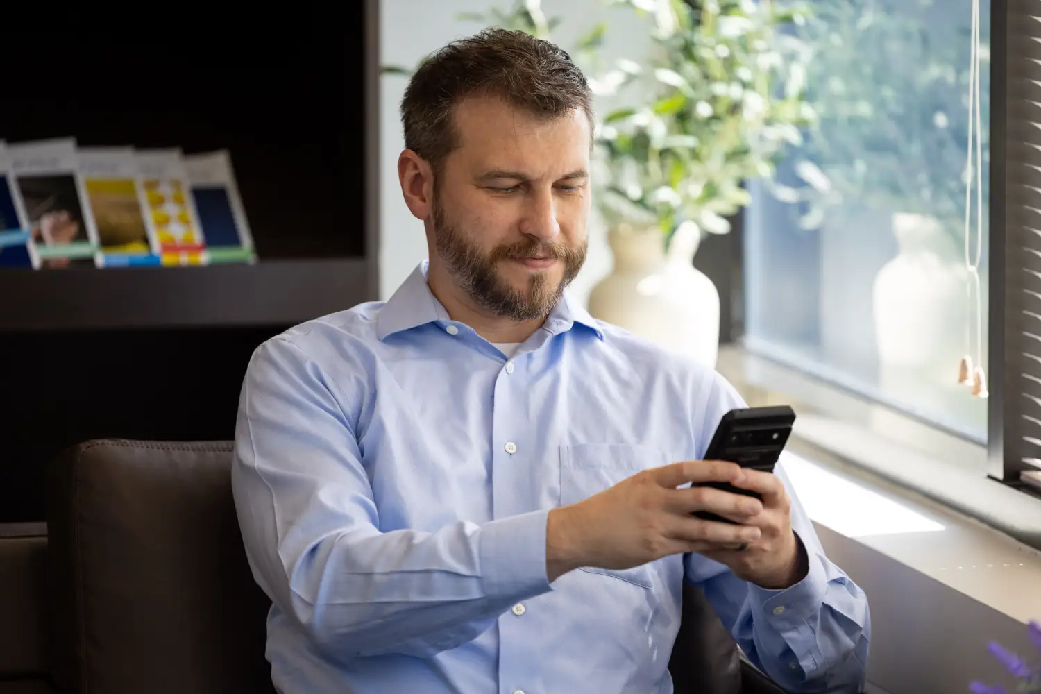 Project manager views real-time project updates on his mobile phone via Certinia's PSA software