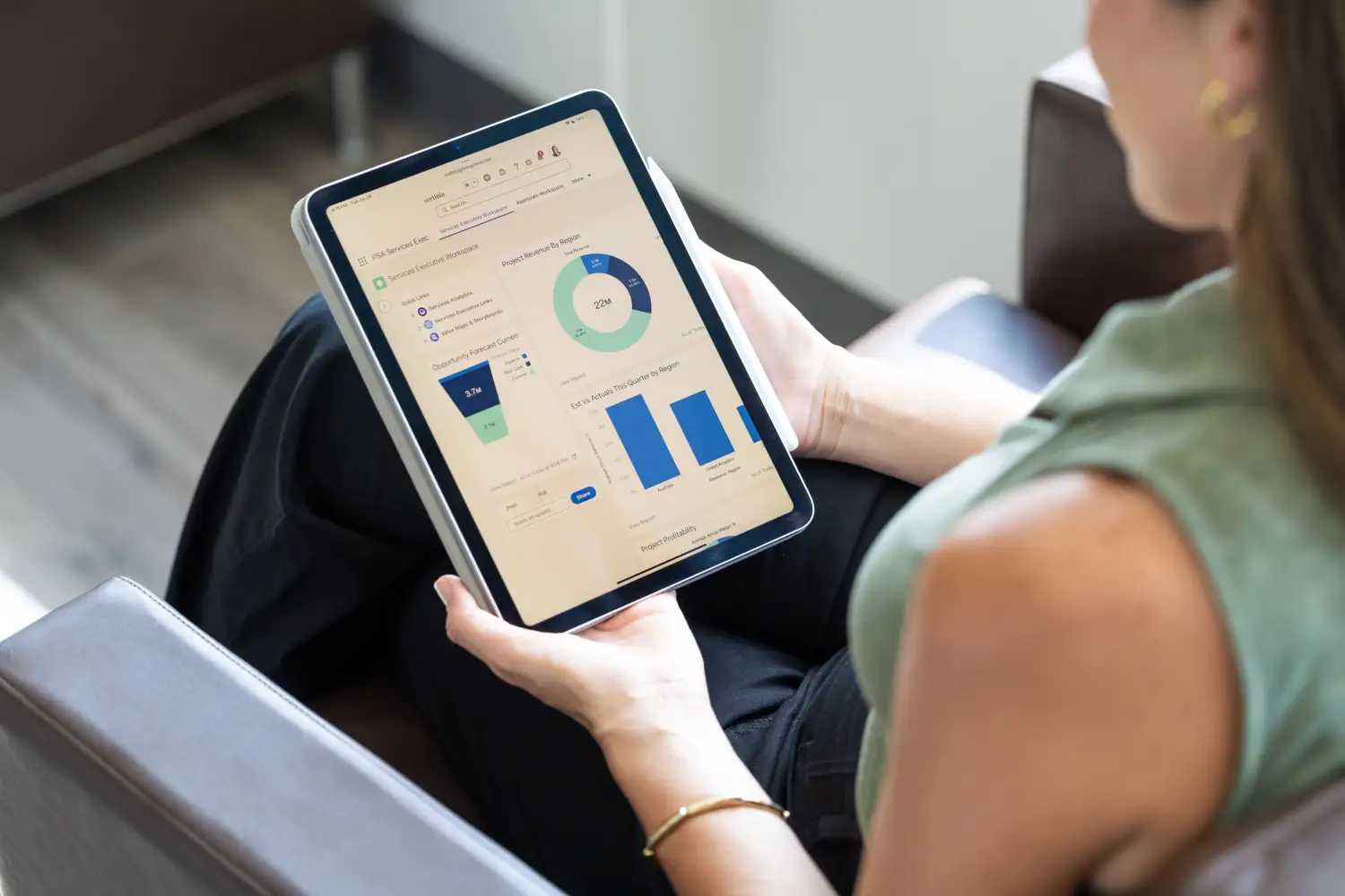 Certinia dashboards give real-time visibility into project actuals, expenses, and resource requests